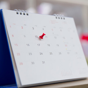 Kalendarz z pinezką zaznaczającą datę