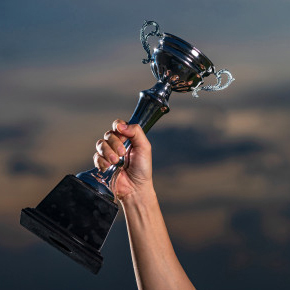 Kalendarz z pinezką zaznaczającą datę