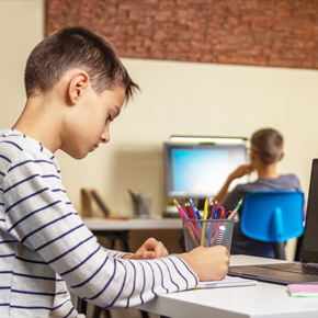 Chłopiec odrabiający zadanie