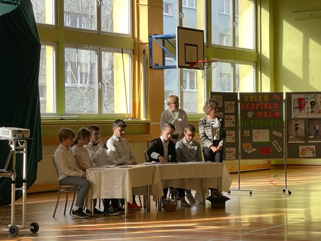 uczniowie podczas apelu na dużej sali gimnastynej