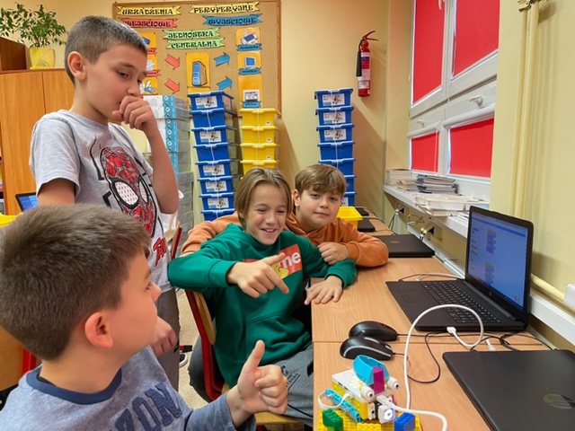 Chłopcy z klasy 5c programują robota