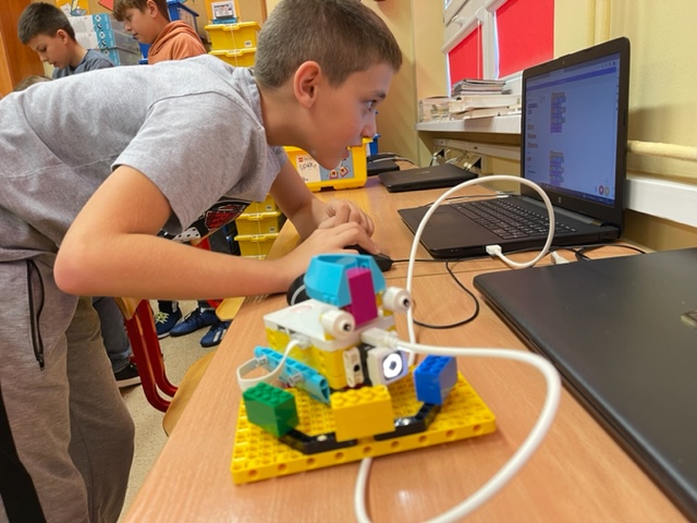 Chłopiec z klasy 5c programuje robota
