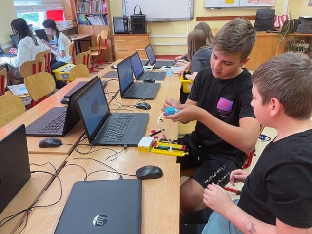 Dawid i Dominik budują robota