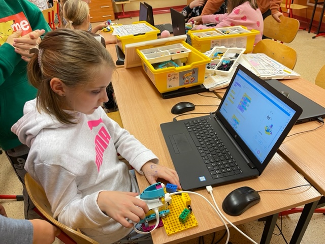 Uczennica z klasy 5c programuje robota