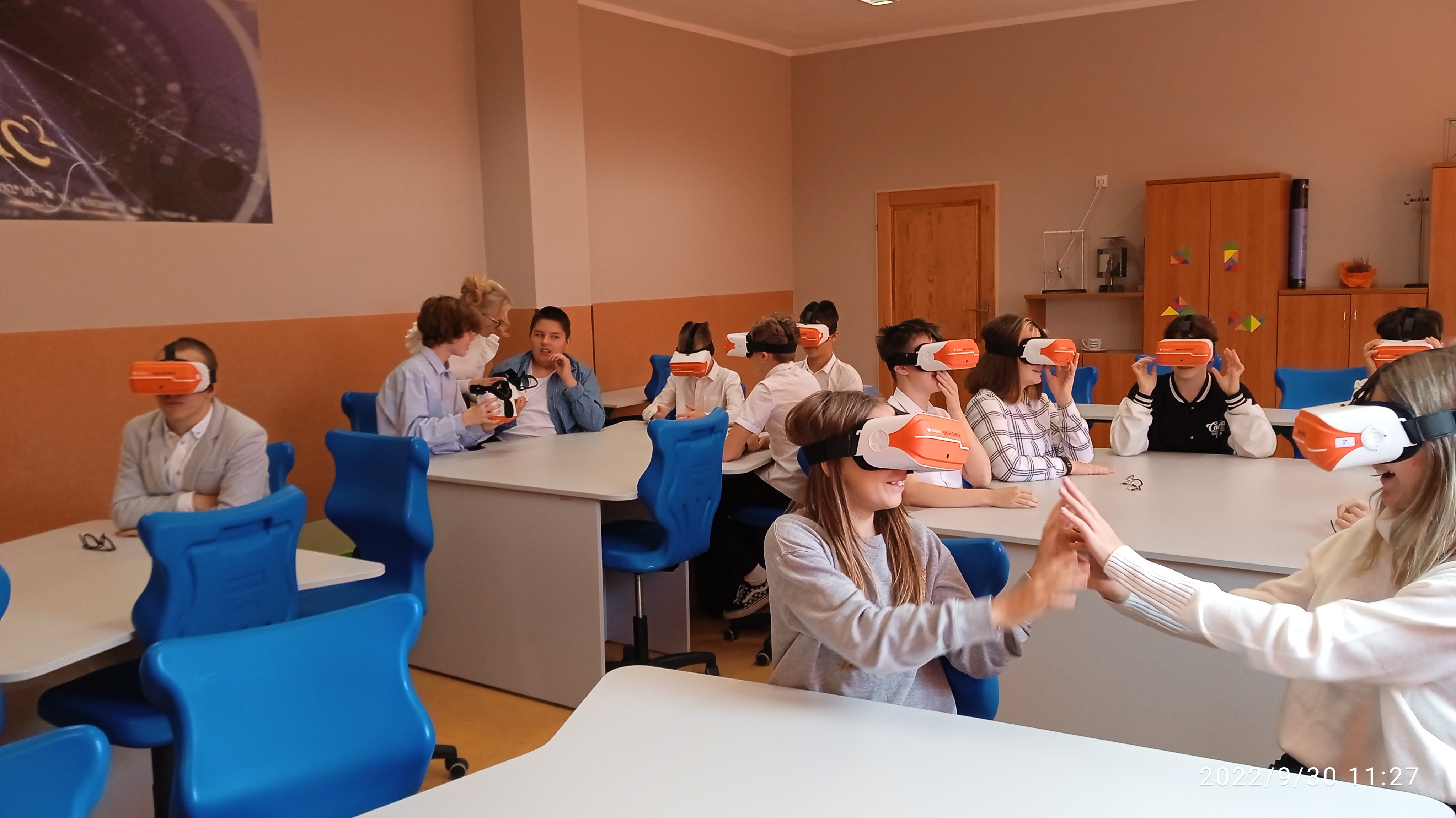 Uczniowie klasy 7a zapoznają się z działniem okularów VR