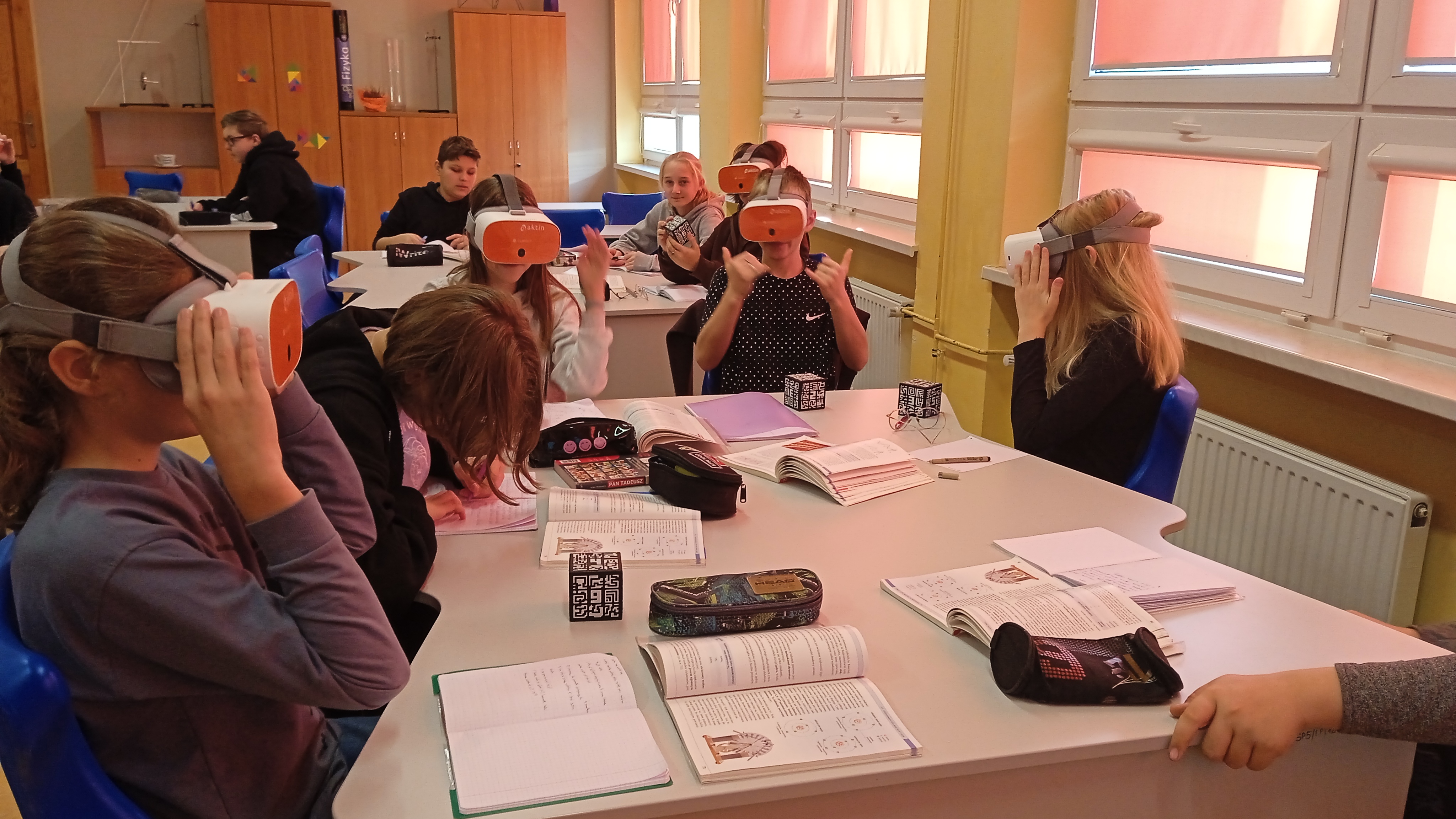 uczniwie 8 d zapoznają się ze sprzętem laboratorim przyszłości