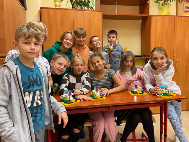 Uczniowie z klasy 5c prezentują roboty