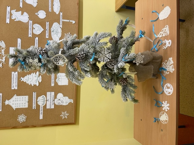 choinka ubrana w ozdoby świąteczne wydrukowane przez drukarkę 3d