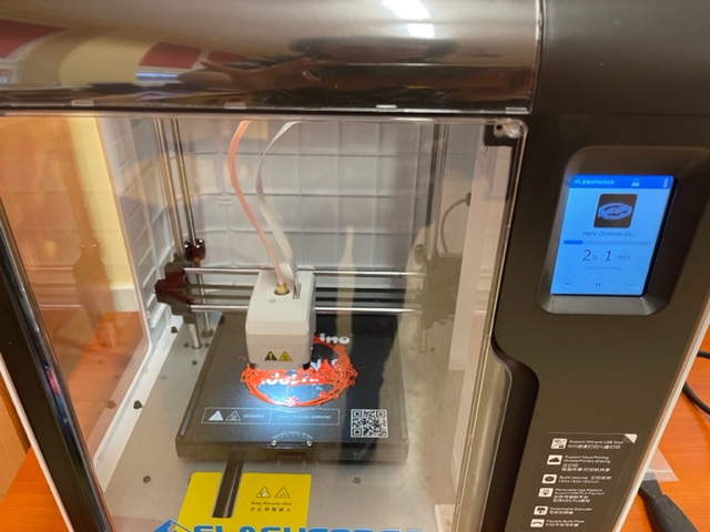 drukarka 3d drukuje ozdobę świąteczną