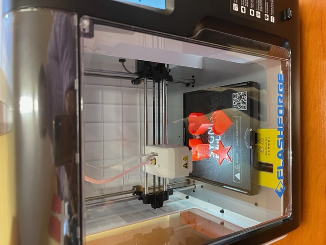 drukarka 3d drukuje upominki walentynkowe