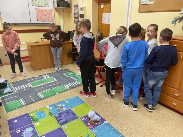 uczniowie klasy 2 programują robota