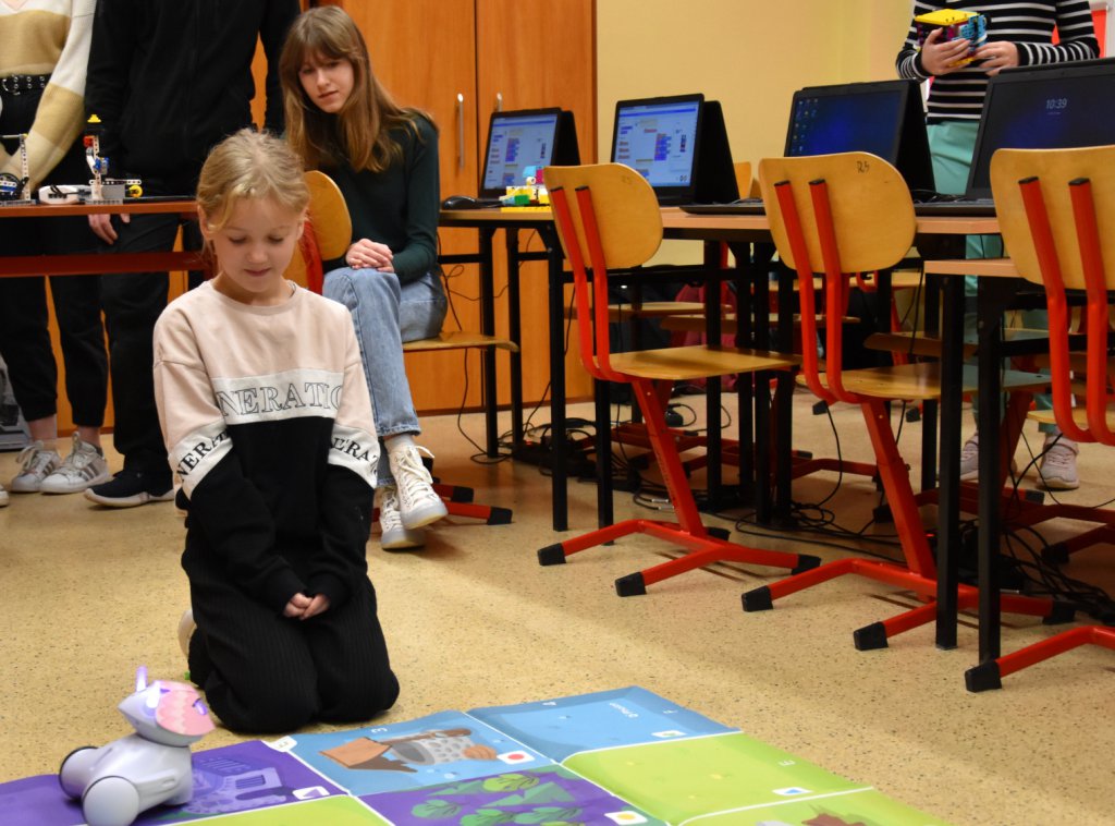 uczniowie klasy 2 programują robota Photona