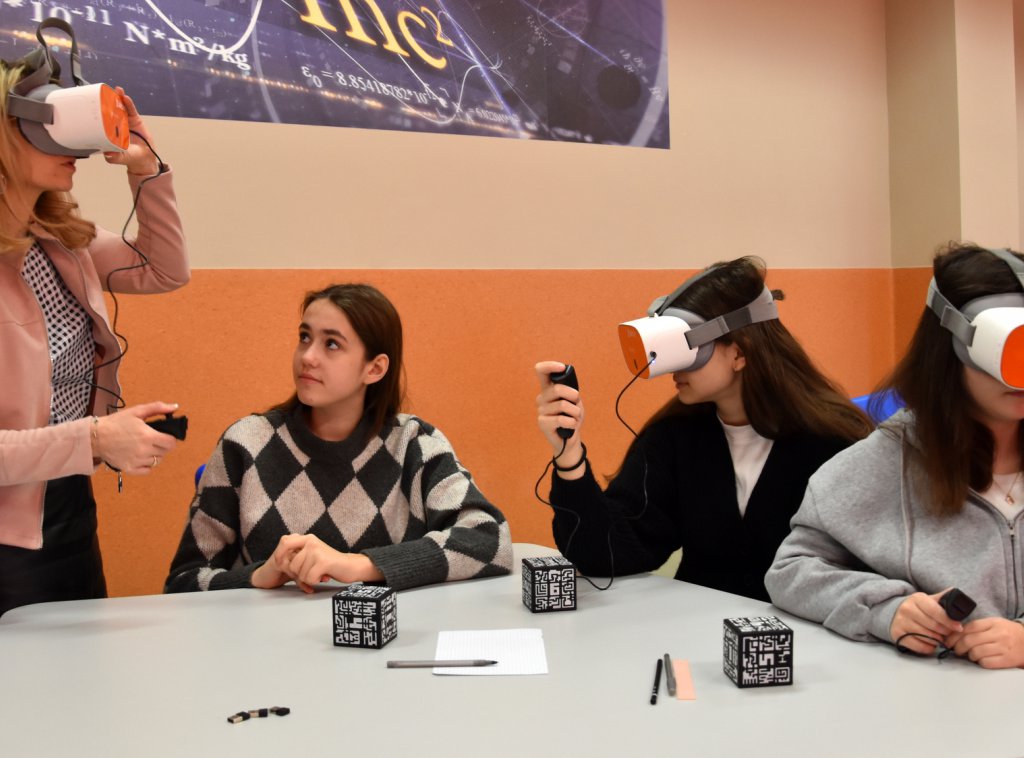 uczniowie w okularach VR