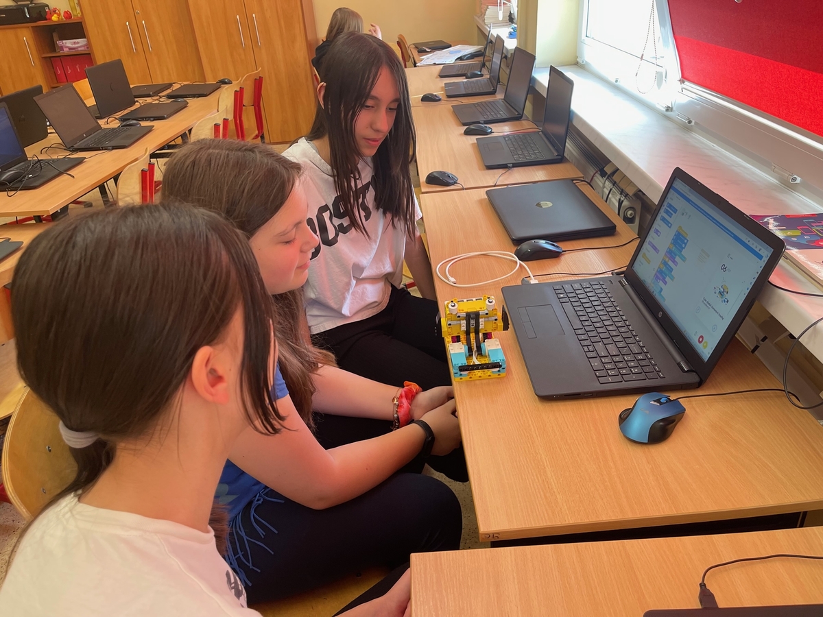 uczennice klasy 6c budują i programują robota do liczenia liczby spalonych kalorii