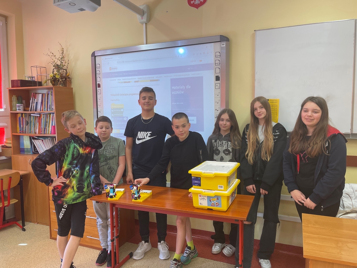 uczniowie klasy 6c z robotami