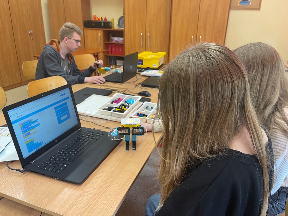 uczniowie klasy 8 d programują robota