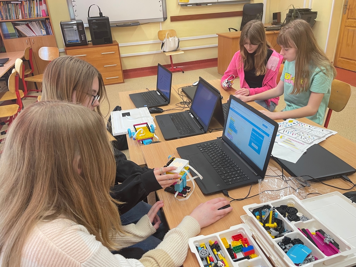 uczniowie klasy 8d budują robota przewidującego pogodę