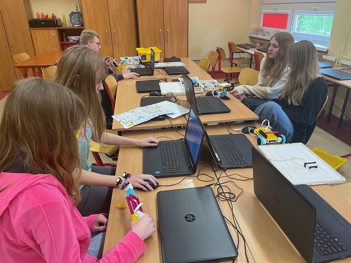 uczniowie klasy 8d projektują chwytaki z klocków lego