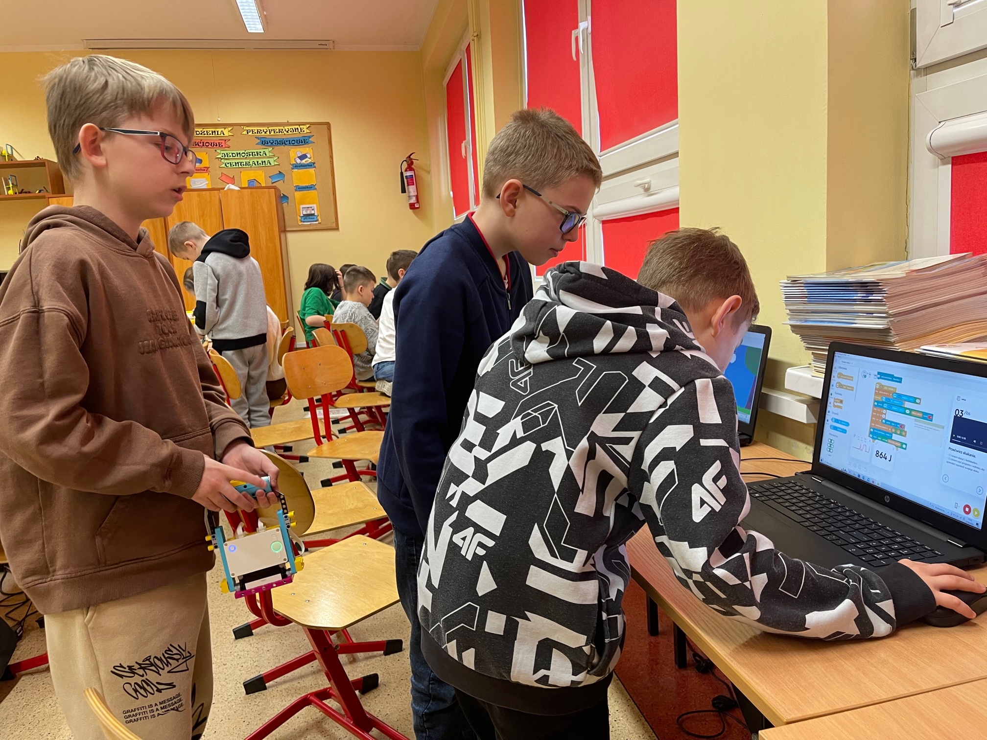 uczniowie debugują program komputerowy