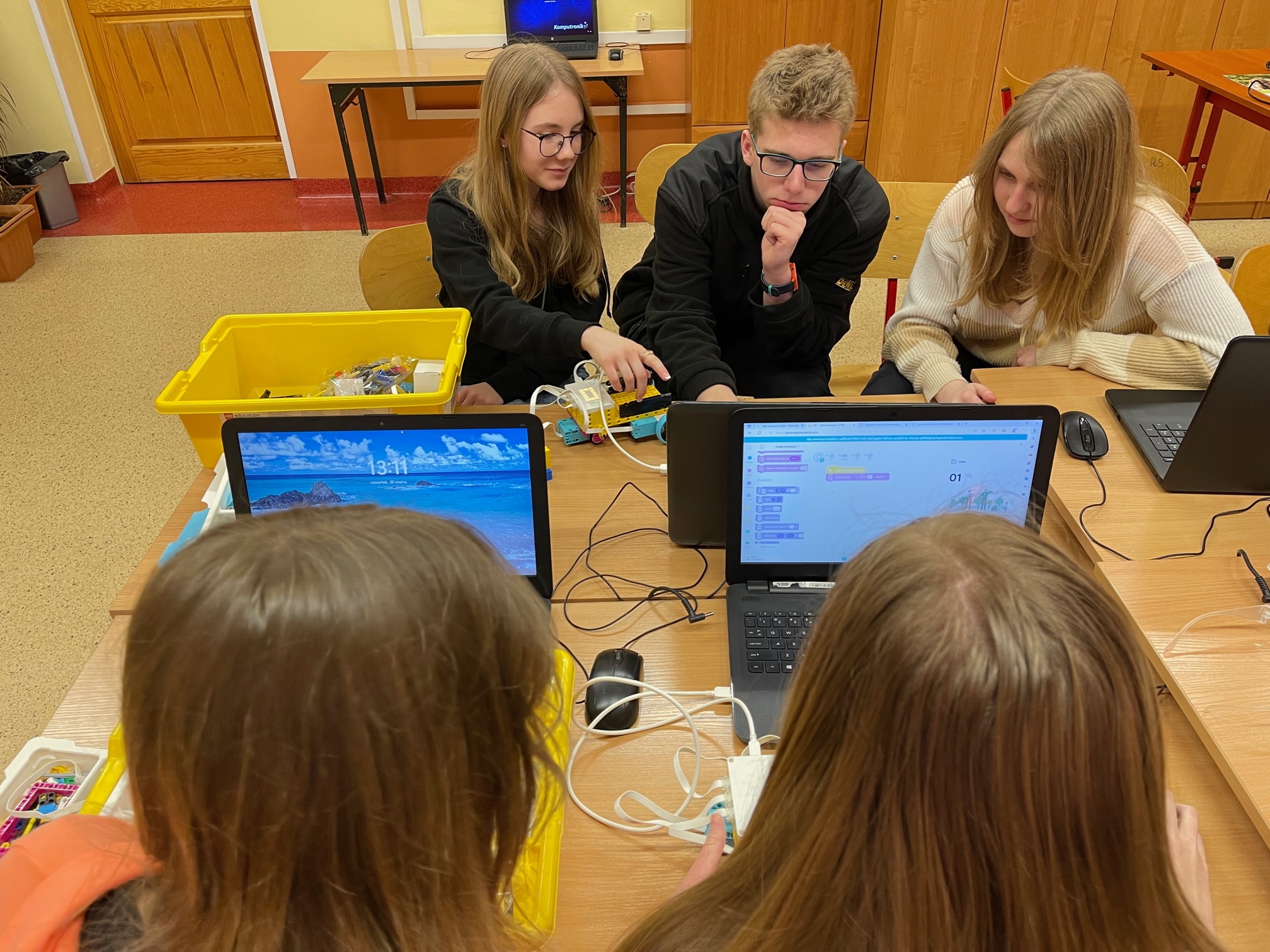 uczniowie programują roboty