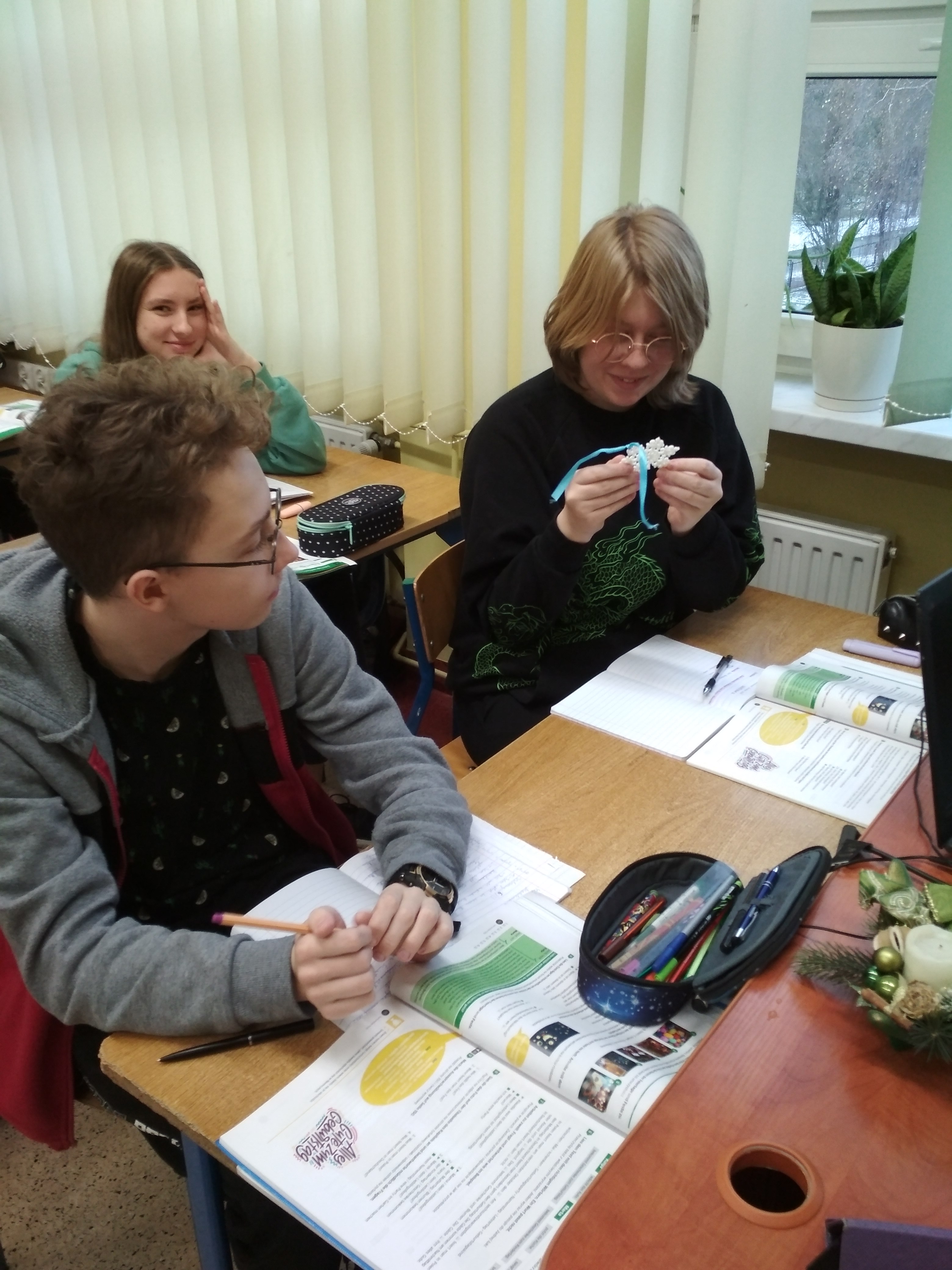 uczniowie na lekcji języka niemieckiego rozwiązują zadania przy użyciu wydruków 3d