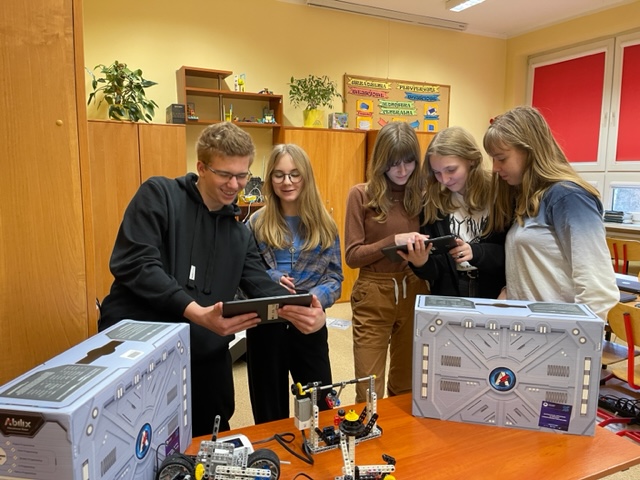 uczniowie klasy 8d programują roboty