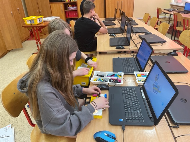 uczennice programują robota
