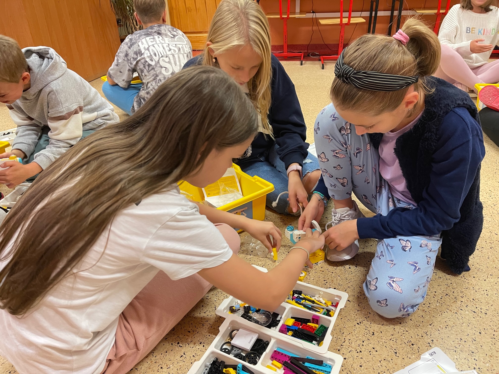 uczniowie 5c budujący roboty lego