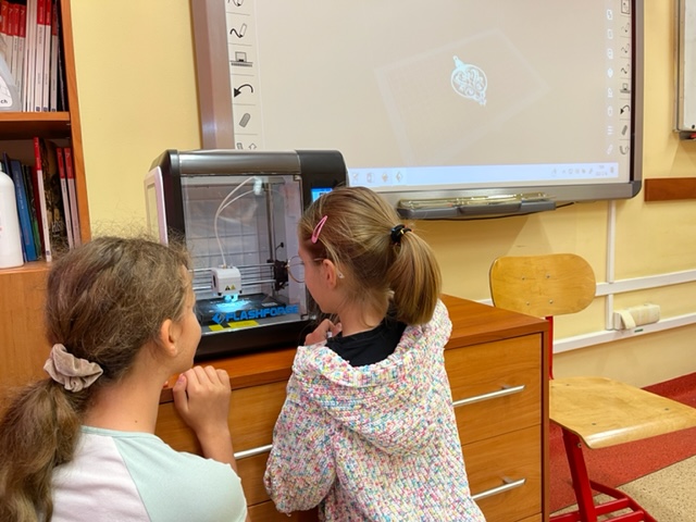 uczniowie 5c drukują ozdobę świąteczną na drukarce 3d