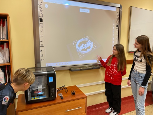 uczniowie 6c drukują ozdobę świąteczną na drukarce 3d