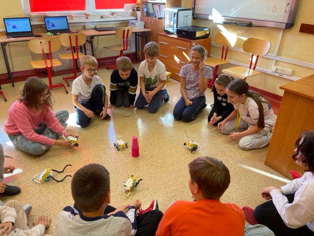 uczniowie klasy 5c organizują wyścig skoczków
