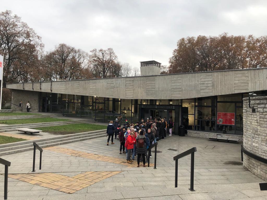 uczniowie przed budynkiem w której znajduje się Panorama Racławicka