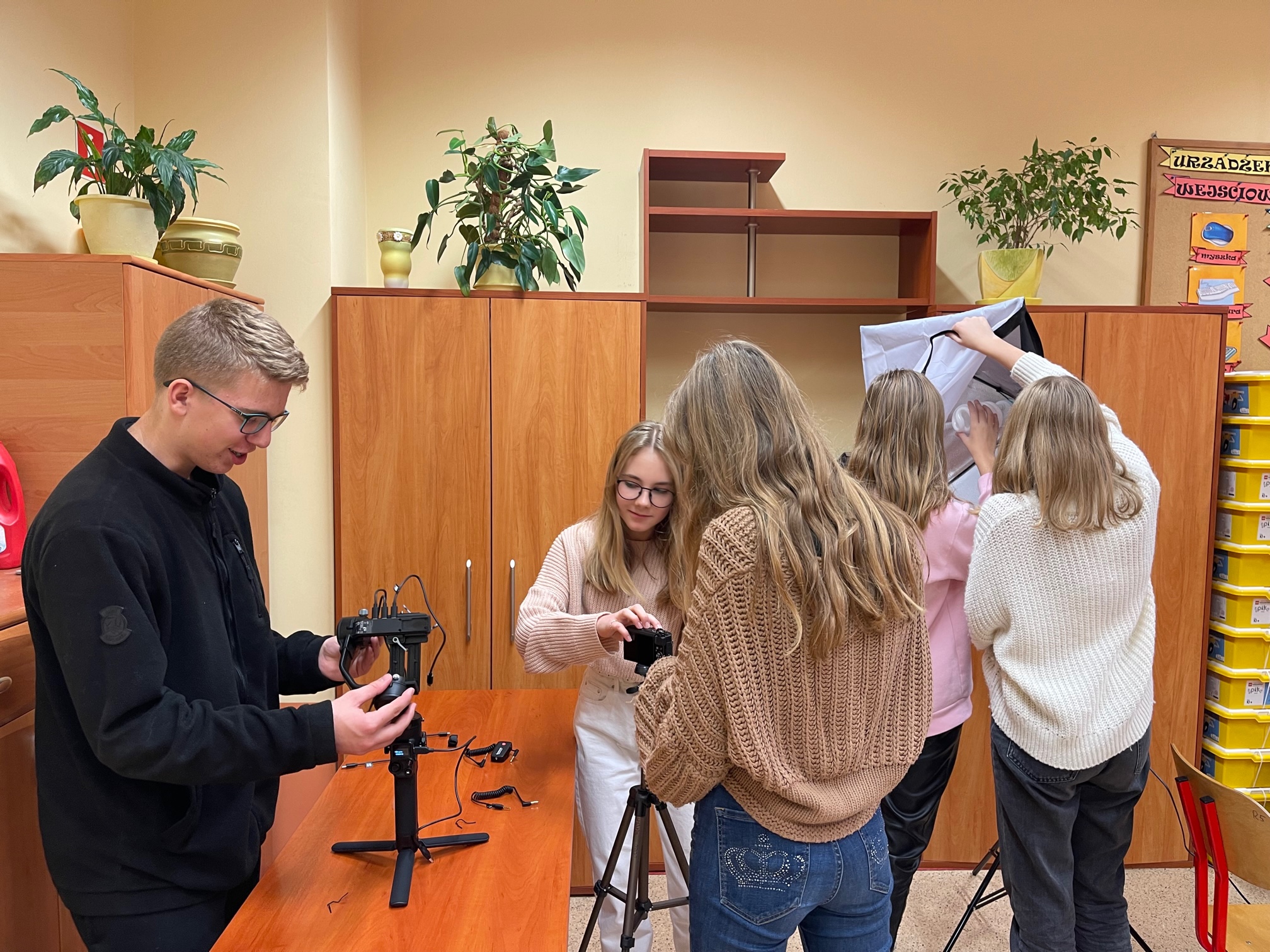 uczniwie 8 d zapoznają się ze sprzętem fotograficznym