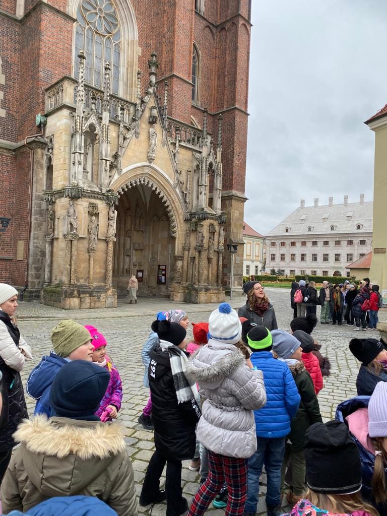 Uczniowie na placu katedralnym we Wrocławiu