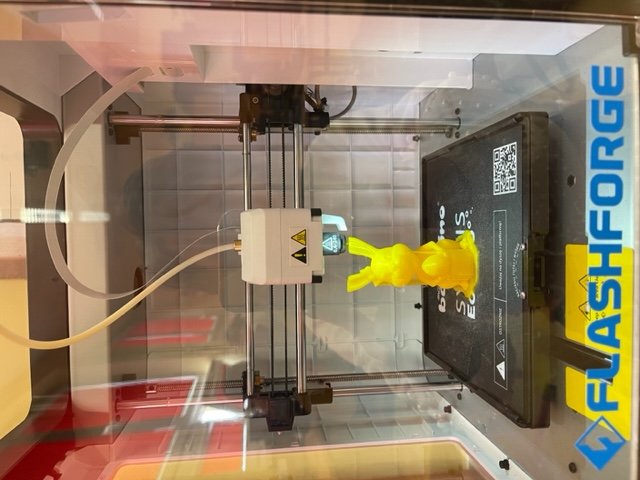 drukarka 3d drukuje królika