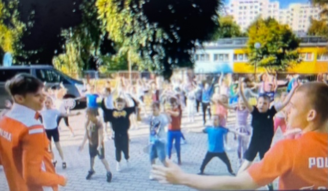 ucznowie ćwiczą przed szkołą