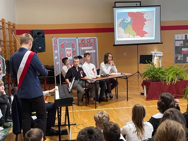 Przedstawienie uczniów klasy 8c i 8f z okazji Święta niepodległości gra na skrzypcach