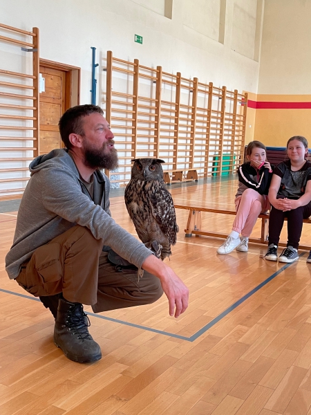 Żywa lekcja biologii- pokaz ptaków drapieżnych. Opiekun sowy.