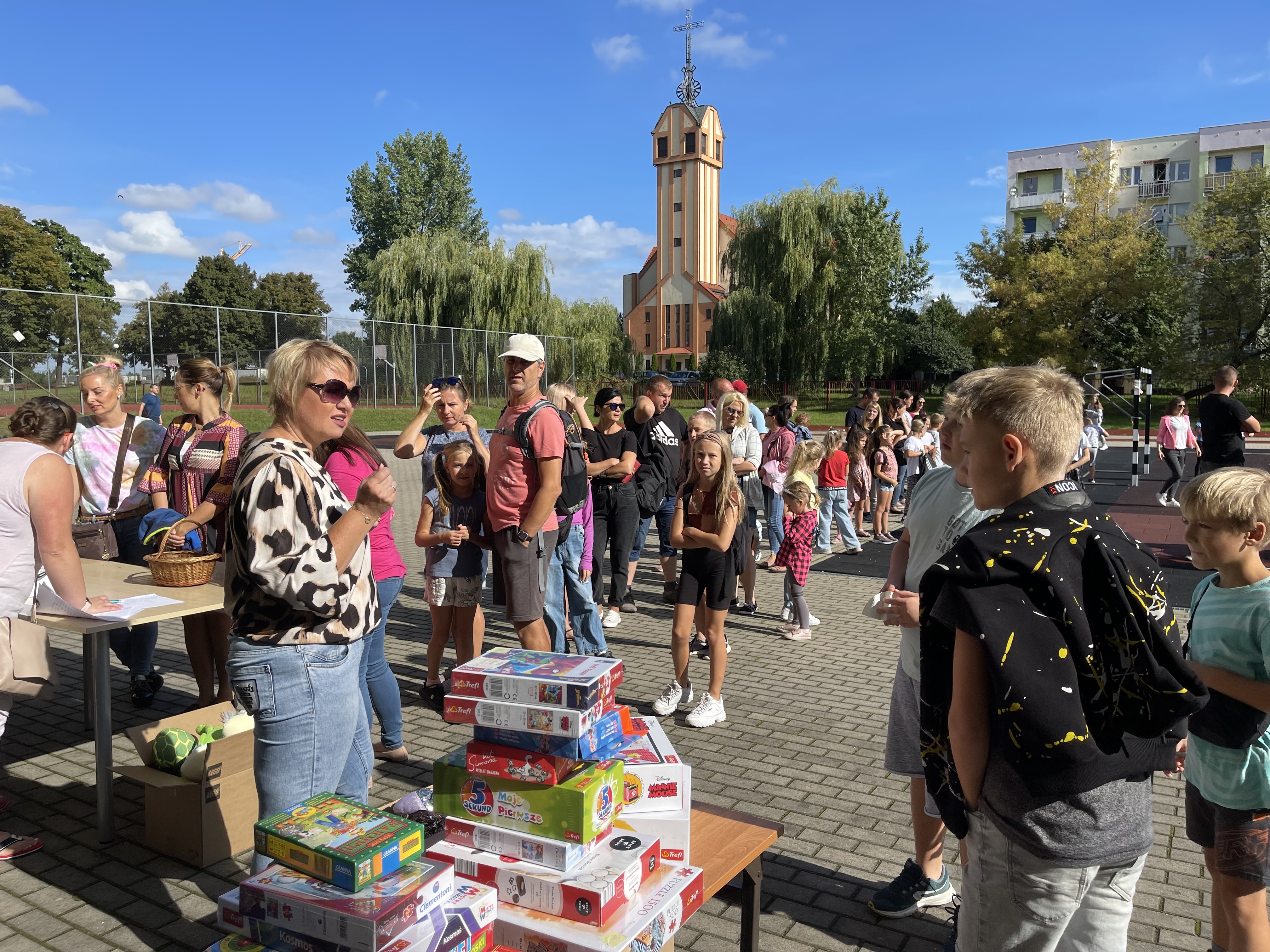 Uczniowie i rodzice uczestniczący w loteri fantowej. 