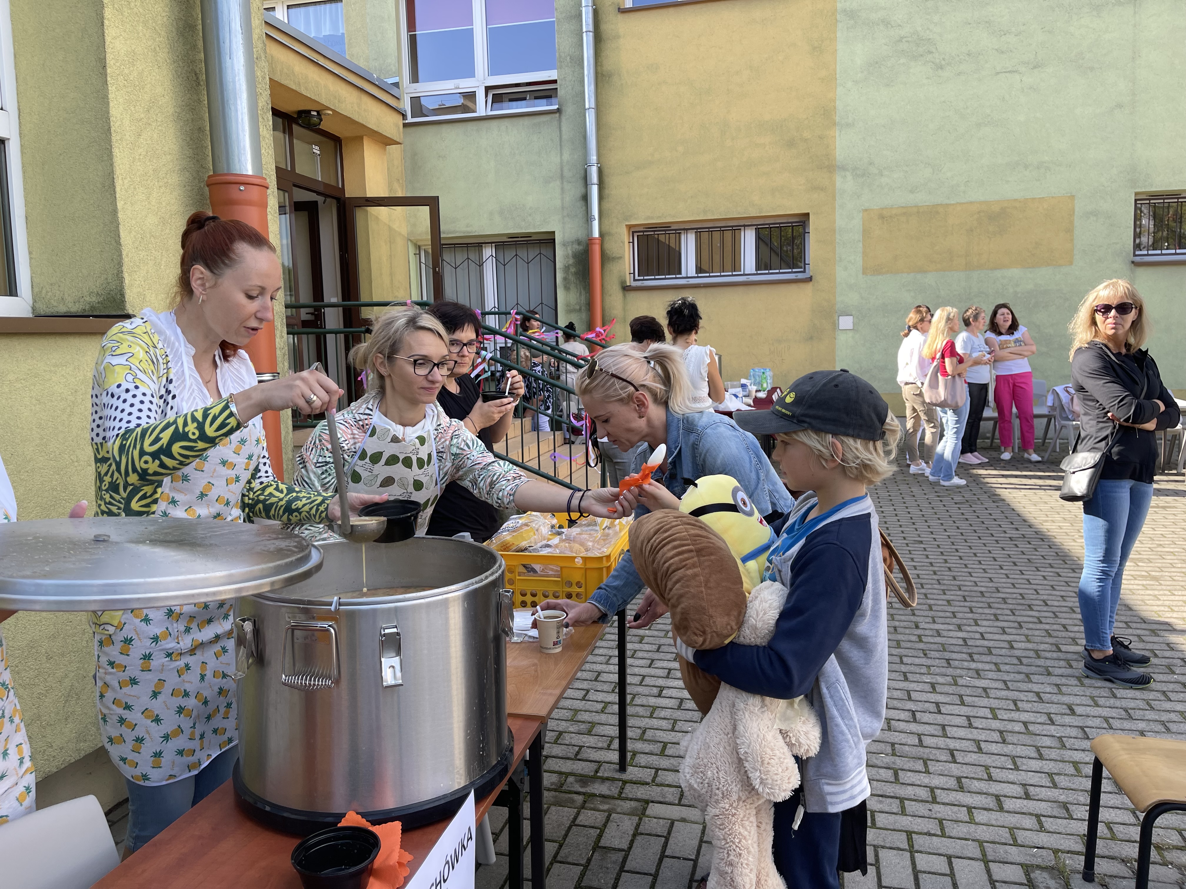 Poczęstunek grochówką na festynie rodzinnym