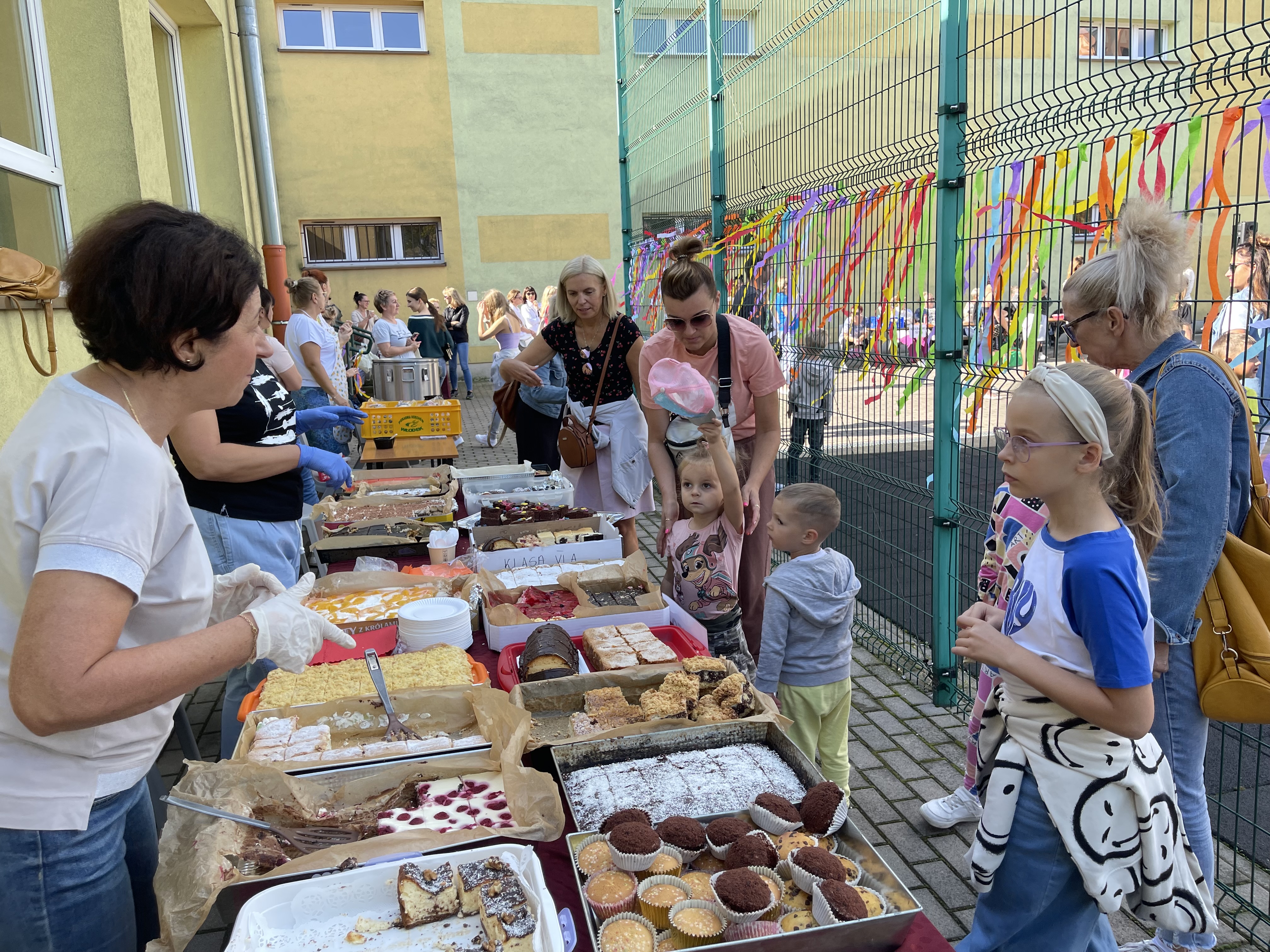 Poczęstunek grochówką podczas festynu.