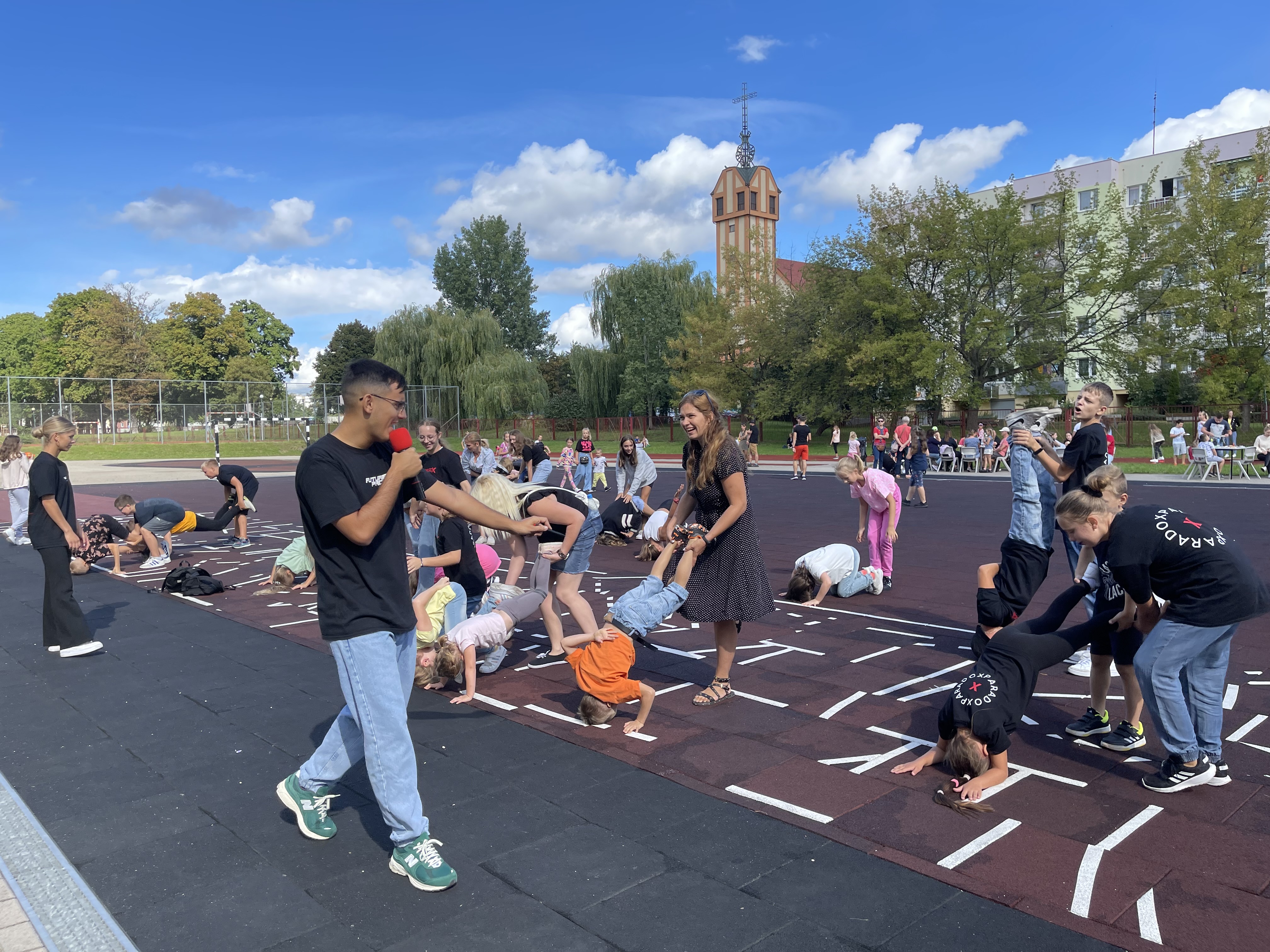 Ucznowie bawiący się na Festnie rodzinnym.