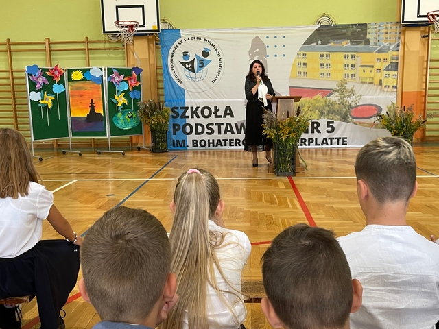 Apel na sali gimnastycznej z okazji rozpoczęcia roku szkolnego 20023 2024