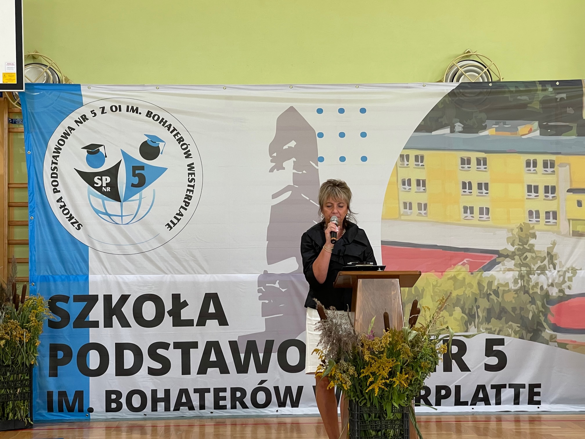 Dyrekcja Marzena Mieszko podczs przemówienia na apelu