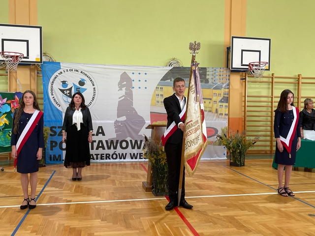 Poczet sztandarowy podczas śpiewania hymnu państwowego