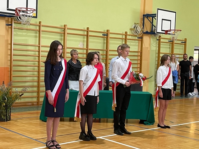 delegacja uczniów która złoży kwiaty pod tablicą pamiątkową żołnierzy Westerplatte