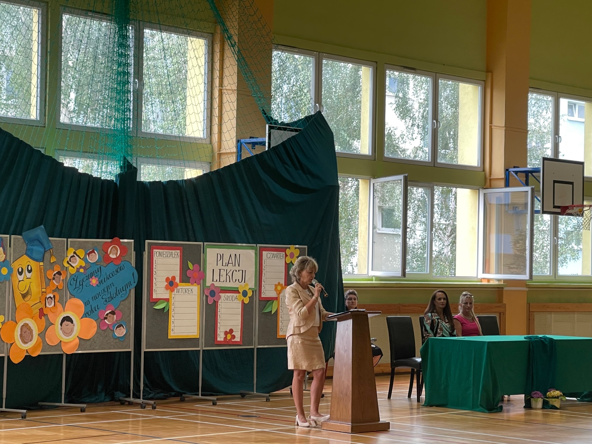 Dyrektor szkoły wygłasza przmówienie