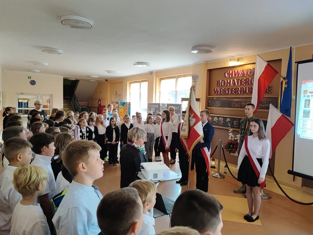 Uczniowie uczestniczący w apelu z okazji święta patrona szkoły