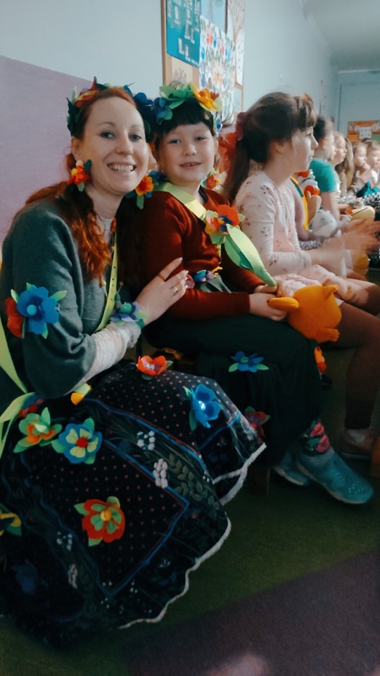 nauczycielka w stroju pani wiosny z uczniami