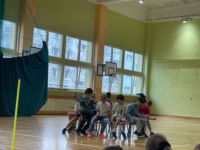 uczniowie bawią się w zabawę krzesła